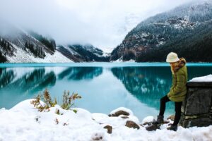 Immagine-di-ragazza-che-guarda-il-paesaggio-Gogo-TRAVEL